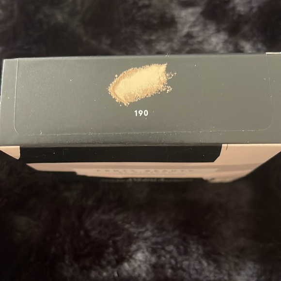 Fenty 190 Pro Filt’r Soft Matte Powder Foundation - Picture 3 of 5